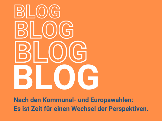 Orange Kachel mit dem grafischen Schriftzug "Blog. Blog. Blog.", dazu der Text: "Nach den Kommunal- und Europawahlen: Es ist Zeit für einen Wechsel der Perspektiven"